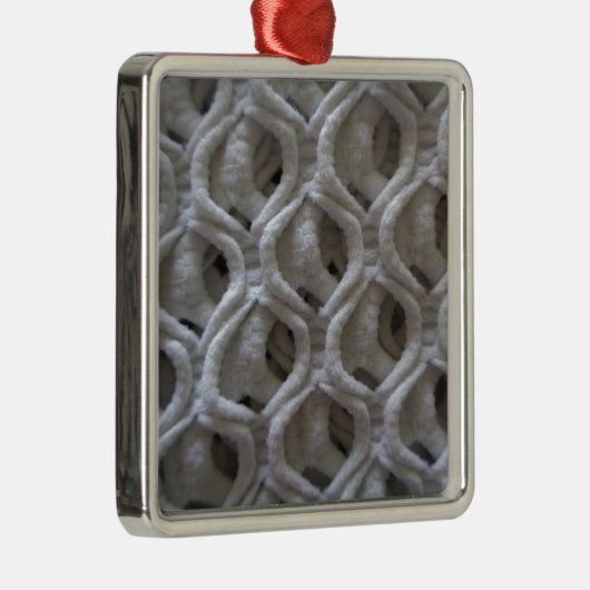 オフホワイトのクロシェ生地の外観 メタルオーナメント (右)