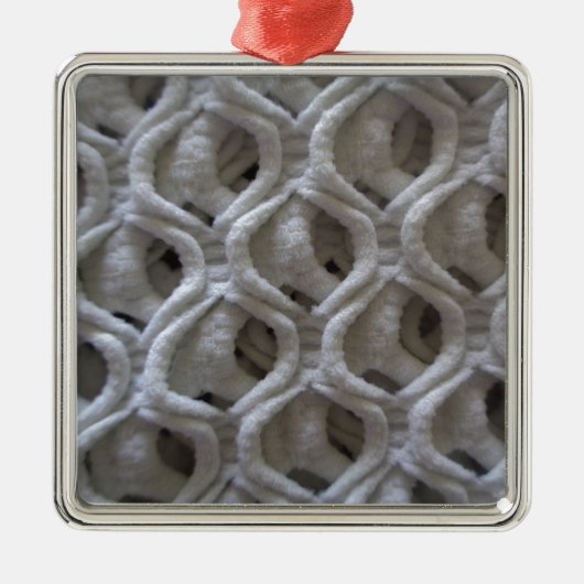 オフホワイトのクロシェ生地の外観 メタルオーナメント (正面)