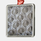 オフホワイトのクロシェ生地の外観 メタルオーナメント (左)