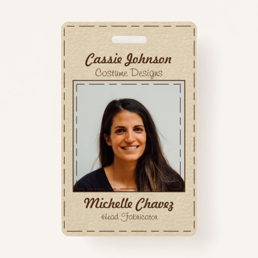 オフモダンホワイトブラウン縫い付きレザーフェイクフォト バッジ (正面)