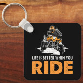 オフロードでクワッドAtvビックに乗ると人生が良い キーホルダー (正面)