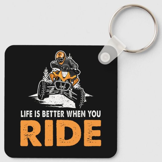 オフロードでクワッドAtvビックに乗ると人生が良い キーホルダー (裏面)