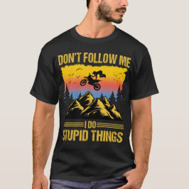 オフロードバイクで馬鹿なことをする Tシャツ