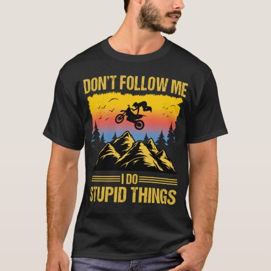 オフロードバイクで馬鹿なことをする Tシャツ (正面)