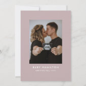 オベビースクリプトダスティパープル写真ベビーシャワー 招待状 (裏面)