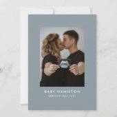 オベビースクリプトダスティブルーフォトベビーシャワー 招待状 (裏面)