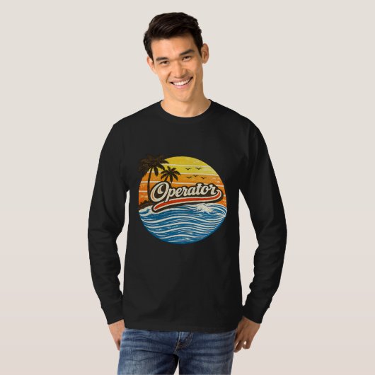 オペレーターのレトロサンセットデザイン Tシャツ (正面フル)