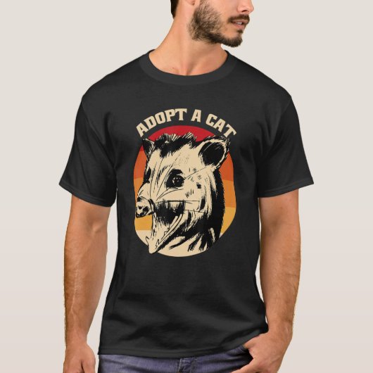 オポッサムが猫を養子にする Tシャツ (正面)