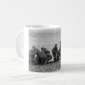 オマハのビーチの第二次世界大戦で上陸する連合軍 コーヒーマグカップ (正面左)