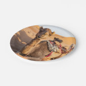 オマーン砂漠のラクダに迫る ペーパープレート (アングル)