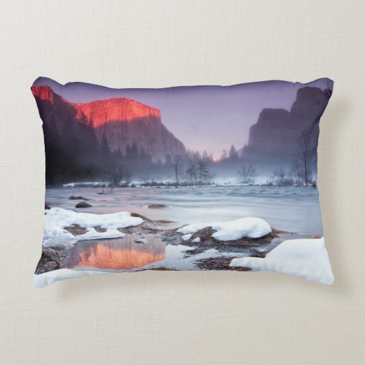 オメガの赤 アクセントクッション (正面)