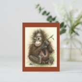 オランウータンの赤ちゃんと葉 ポストカード (スタンド正面)