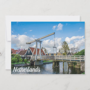オランダで木製の橋を持ち上げるオランダ