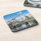 オランダで木製の橋を持ち上げるオランダ コースター (左側)