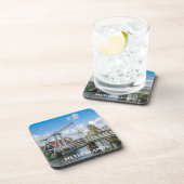 オランダで木製の橋を持ち上げるオランダ コースター (右側)