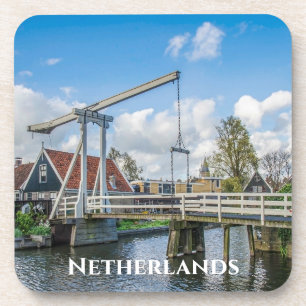 オランダで木製の橋を持ち上げるオランダ コースター
