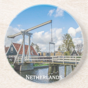 オランダで木製の橋を持ち上げるオランダ コースター