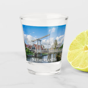 オランダで木製の橋を持ち上げるオランダ ショットグラス