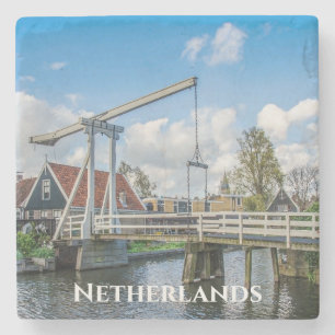 オランダで木製の橋を持ち上げるオランダ ストーンコースター