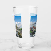 オランダで木製の橋を持ち上げるオランダ タンブラーグラス (左)