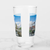 オランダで木製の橋を持ち上げるオランダ タンブラーグラス (右)