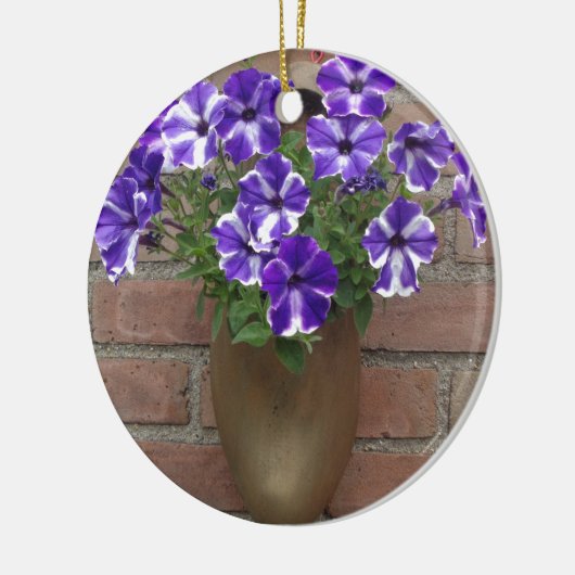 オランダのクロッグと紫の青の白い紫の壁 セラミックオーナメント (左)