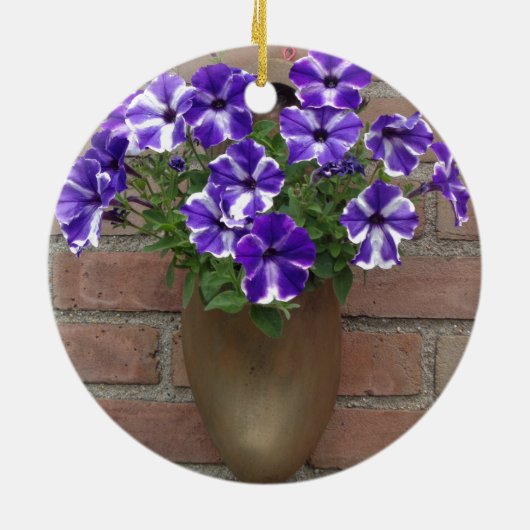 オランダのクロッグと紫の青の白い紫の壁 セラミックオーナメント (裏面)