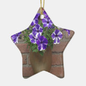 オランダのクロッグと紫の青の白い紫の壁 セラミックオーナメント (左)