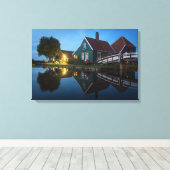 オランダのトワイライトにあるチーズファームハウス キャンバスプリント (インサイチュ (ウッドフロア))