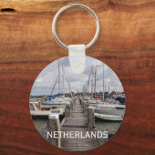 オランダのマークェンにあるボートとヨットの桟橋 キーホルダー (正面)
