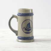 オランダの伝統的で青いタイル ビールジョッキ (左)