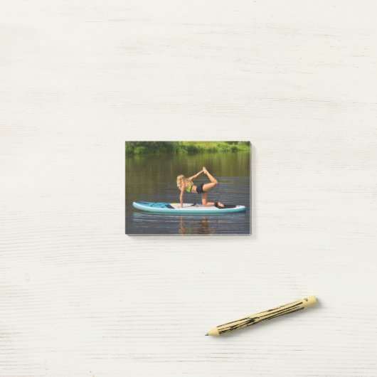 オランダの女性が水上ヨガのポーズでSUPに出ている ポストイット (デスク上)