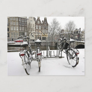オランダの雪が多いアムステルダムのバイク ポストカード