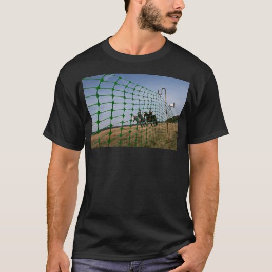 オランダは馬に警察を乗せた。 Tシャツ (正面)