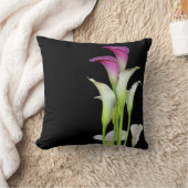 オランダカイウユリの花束の黒 クッション (ブランケット)