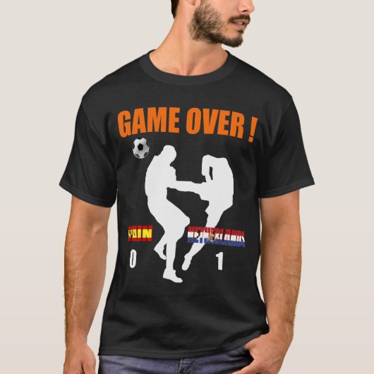 オランダ上のゲーム1スペイン0のオランダの空手の蹴り Tシャツ (正面)