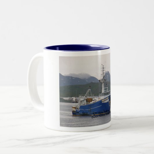オランダ港のトロール船を採取しているバイキングの探検家 ツートーンマグカップ (正面左)