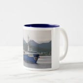 オランダ港のトロール船を採取しているバイキングの探検家 ツートーンマグカップ (正面右)