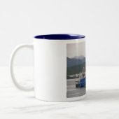 オランダ港のトロール船を採取しているバイキングの探検家 ツートーンマグカップ (左)