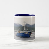 オランダ港のトロール船を採取しているバイキングの探検家 ツートーンマグカップ (中央)