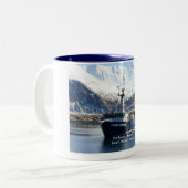 オランダ港のトロール船を採取している出国の探検家 ツートーンマグカップ (正面左)