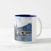 オランダ港のトロール船を採取している出国の探検家 ツートーンマグカップ (正面右)