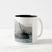 オランダ港のトロール船を採取するハーフムーンベイ ツートーンマグカップ (正面右)