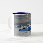 オランダ港のトロール船を採取する金夜明け ツートーンマグカップ (正面左)