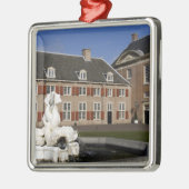 オランダ（別名オランダ）、近くにアペルドールン メタルオーナメント (左)