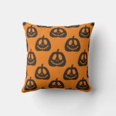 オラン不気味の背景を持つカボチャ顔 クッション (裏面)