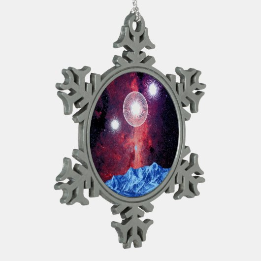 オリオンは山の宇宙上の銀河系を主演します スノーフレークピューターオーナメント (左)