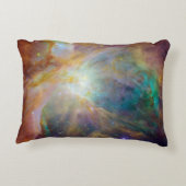 オリオン・スピッツァー・ハッブル合成図：宇宙のカオス アクセントクッション (裏面)