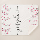 オリジナルの桜の花の水彩画をあしらったパーソナライズされたベビーギフト シェルパブランケット (正面(横))