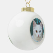 オリジナルの白猫写真 & 編集可能なテキスト セラミックボールオーナメント (左)